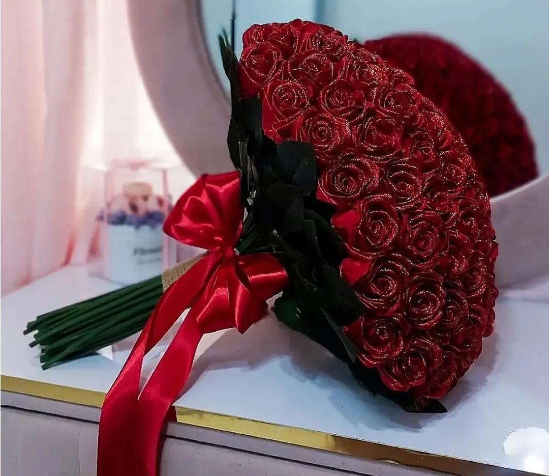 دسته گل رز روبانی با ساقه برگدار رنگبندی دلخواه موجود